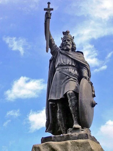 Datei:Alfred Statue in Winchester.png