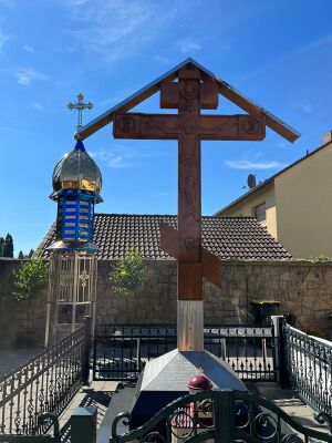 Kreuz im Garten der Kirche.jpg